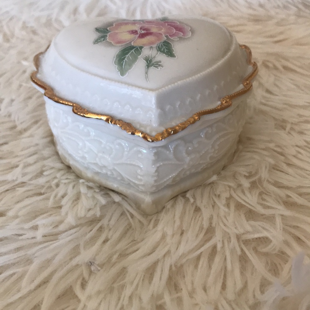 Heritage House, Inc Porcelain Trinket Music Collector edition